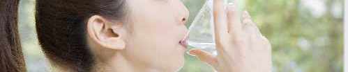 水を飲む人写真の画像