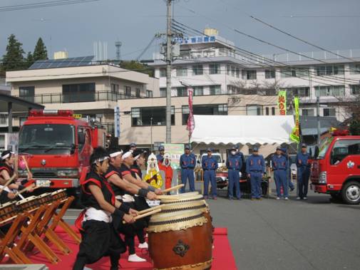 文化祭のオープニングで吉川太鼓の演奏の画像