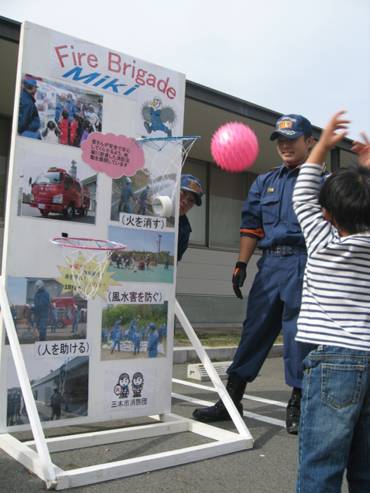 消防団の活動を紹介しパネルに向かってボールを入れるゲームの画像