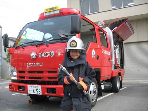 救助資機材を搭載した吉川機動隊の消防車と記念撮影の画像