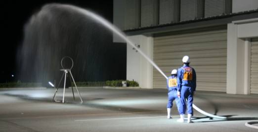 激励に来られた方々の前で操法を披露の画像