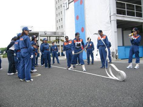 ホースの展張要領の実演（真っ直ぐ延びました。さすがの画像