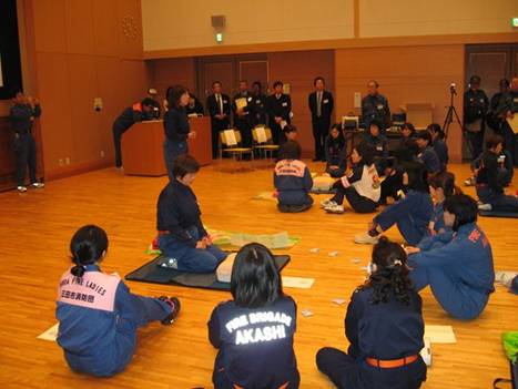 神戸市灘消防団女性消防団員による救急講習の画像