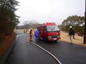 さらにポンプ車で中継の画像