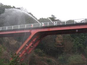 放水（下部から撮影）の画像