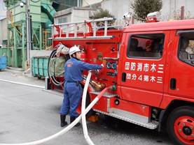 さらにポンプ車で中継の画像