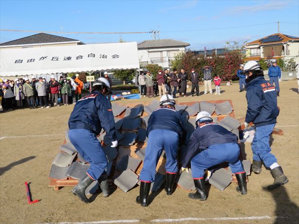 倒壊家屋内に進入するため、屋根瓦を除去の画像