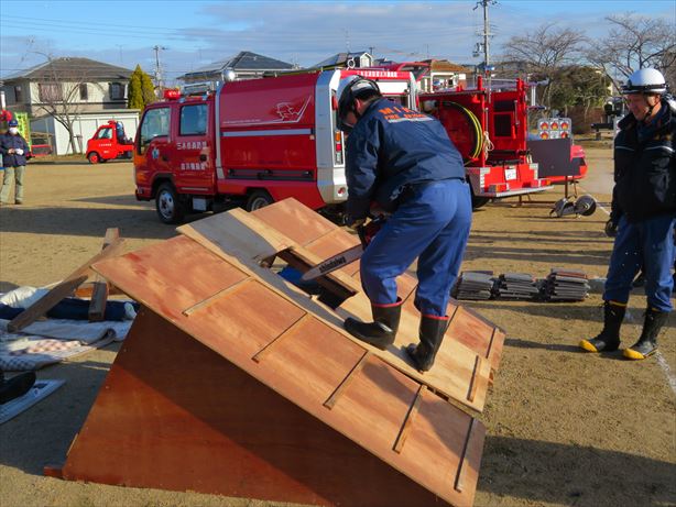 チェーンソーで野地板を切断の画像