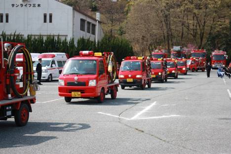 消防団の車両行進の画像