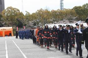 消防職員の行進の画像