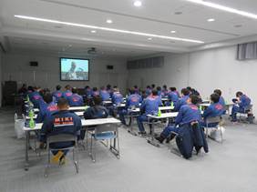 大会議室での座学の様子の画像1