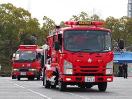 42台の消防車両が行進の画像1