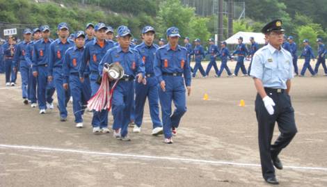 前回大会優勝チームとして堂々の入場行進の画像