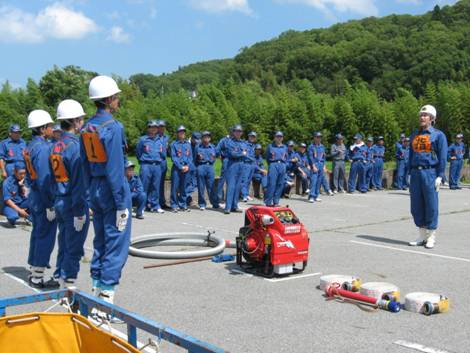 口吉川第4分団員による模範演技の画像