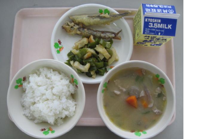 1食分の給食（ご飯、牛乳、肉団子スープ、エビフライ、ボイルキャベツ、海苔つくだにの画像